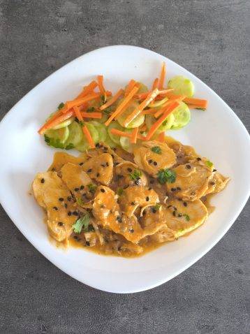 kurczak w sosie z marakui - pokrojony